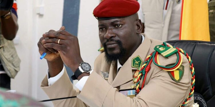 Guinée : Mamadi Doumbouya entre le marteau et l’enclume