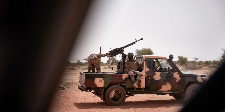 Lutte anti-terroriste au Mali : l’armée contre-attaque malgré un lourd tribut