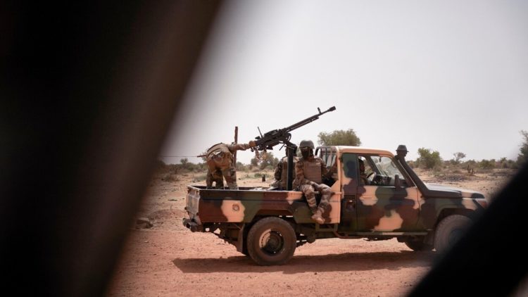 Lutte anti-terroriste au Mali : l’armée contre-attaque malgré un lourd tribut