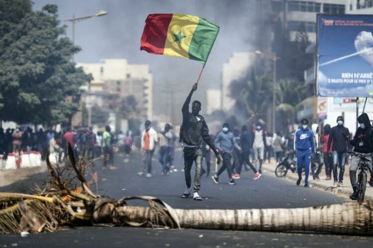 SÉNÉGAL : LE CHAMP POLITIQUE PORTÉ À ÉBULLITION