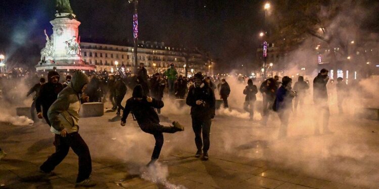 France : l’Élysée affiche sa fermeté après les violences des manifestations